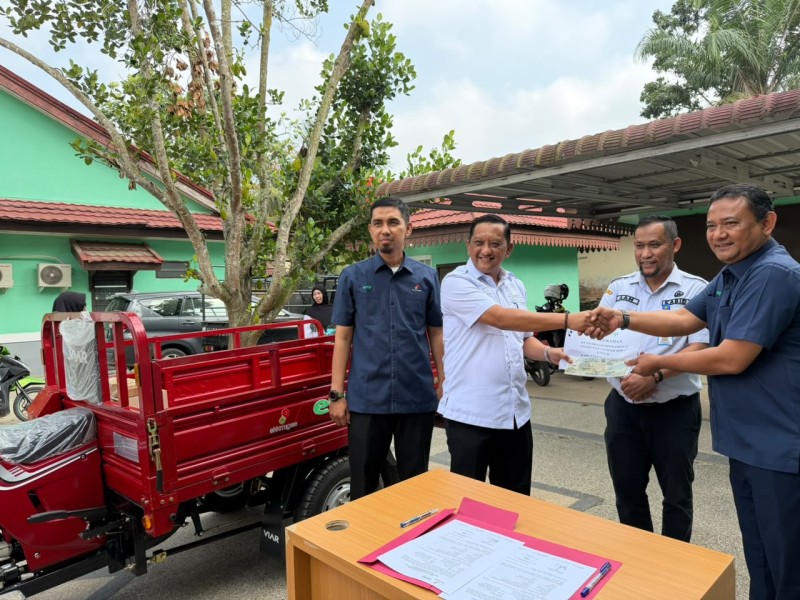 EMP Bentu Peduli Lingkungan, Kendaraan Roda Tiga Diserahkan untuk Bank Sampah Pelalawan