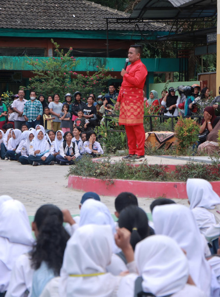 Bupati Zukri Serahkan Bantuan Seragam Sekolah Untuk Anak Yatim Dan Fakir Miskin Di SMPN 1 Pangkalan Kerinci