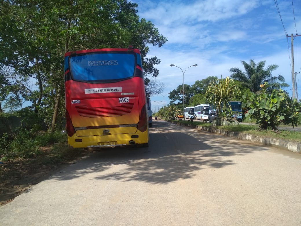 Warga Keluhkan Bus Perusahaan Parkir Sembarangan di Bahu Jalan