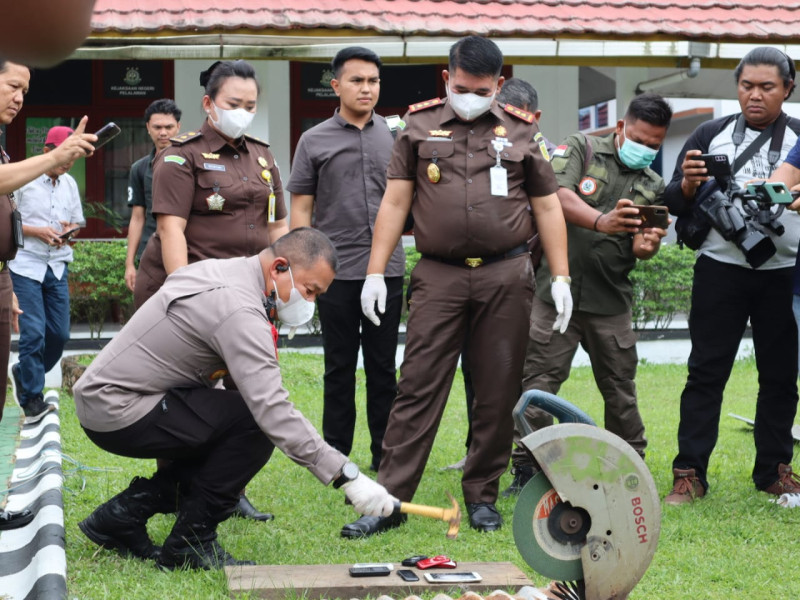 Kejari, Kapolres dan Ketua PN Pelalawan Lakukan Pemusnahan Barang Bukti TPU