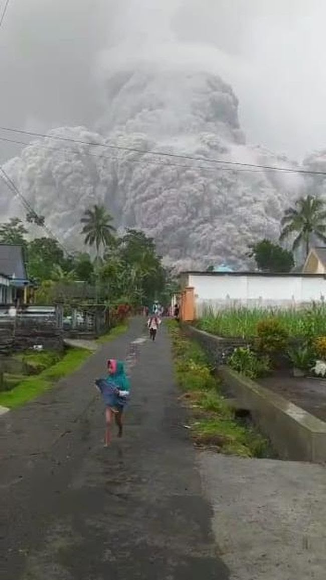 Warga Berlarian Akibat Gunung Semeru Erupsi