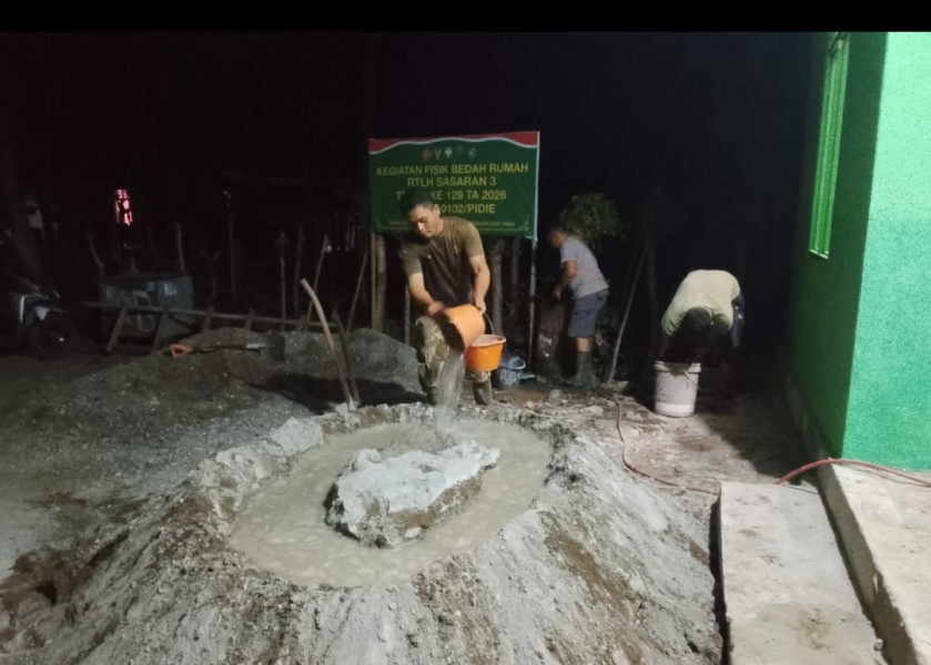 Satgas TMMD ke-129 Kodim 0102/Pidie Lembur Malam, Kebut Pengecoran Lantai RTLH Demi Capai Target