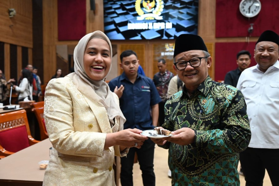 Giliran Komisi X DPR dan Mendikdasmen RI Rayain Ultah Karmila
