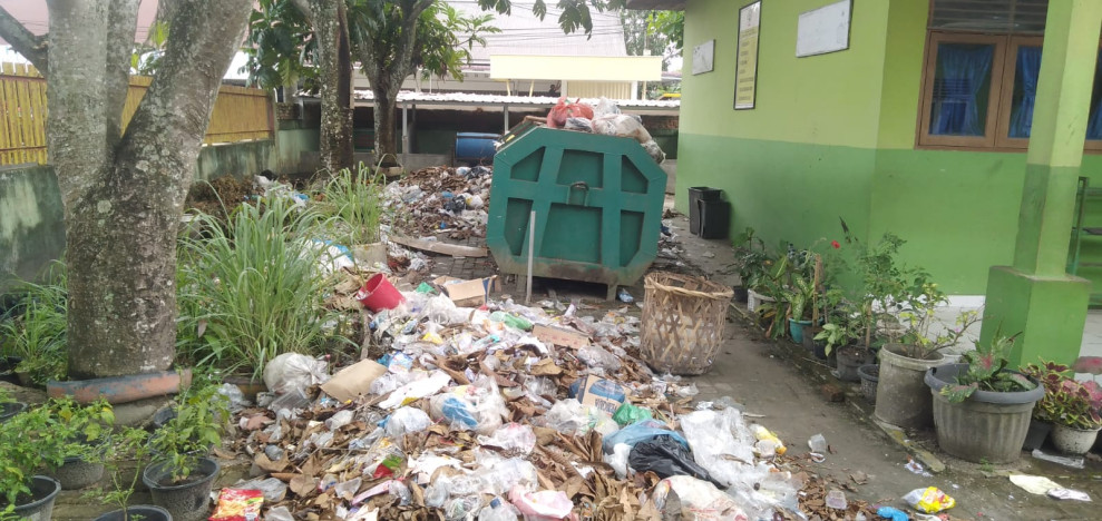 Bau Busuk-Ganggu Siswa Belajar, Sampah Menumpuk SDN 006 Pangkakan Kerinci Belum Diangkut Petugas Kebersihan