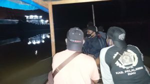 Ikan Mati Diduga Limbah Perusahaan, Tim Umang Umang Terjun Ke TKP Hingga Dini Hari