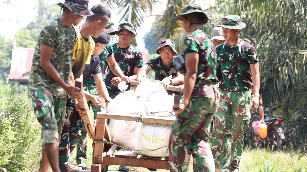 Langsir Material Sejauh 1,5 Km,  Semangat Satgas TMMD ke 129 Kodim 0313/KPR Bangun Rumah Diasan
