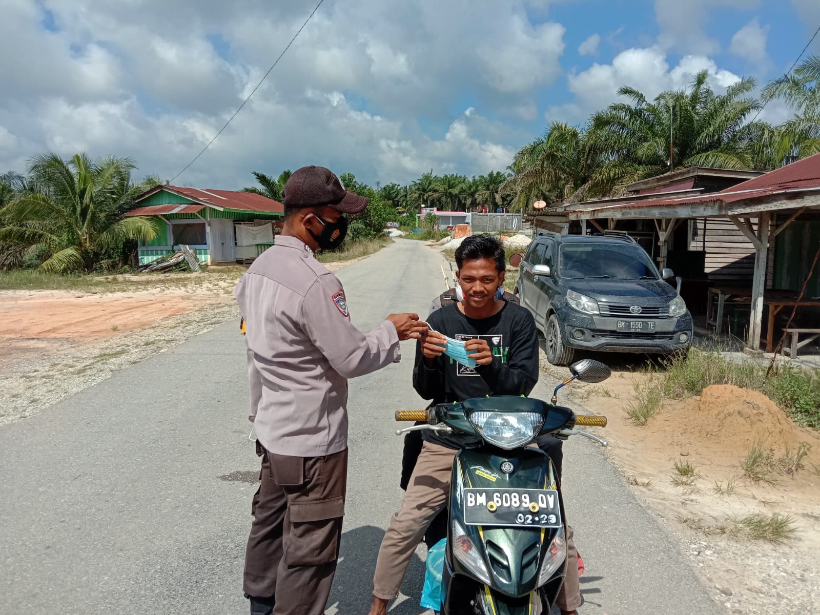 Cegah Covid 19, Polsubsektor Pelalawan Bagi-bagi Masker Ke Pengendara