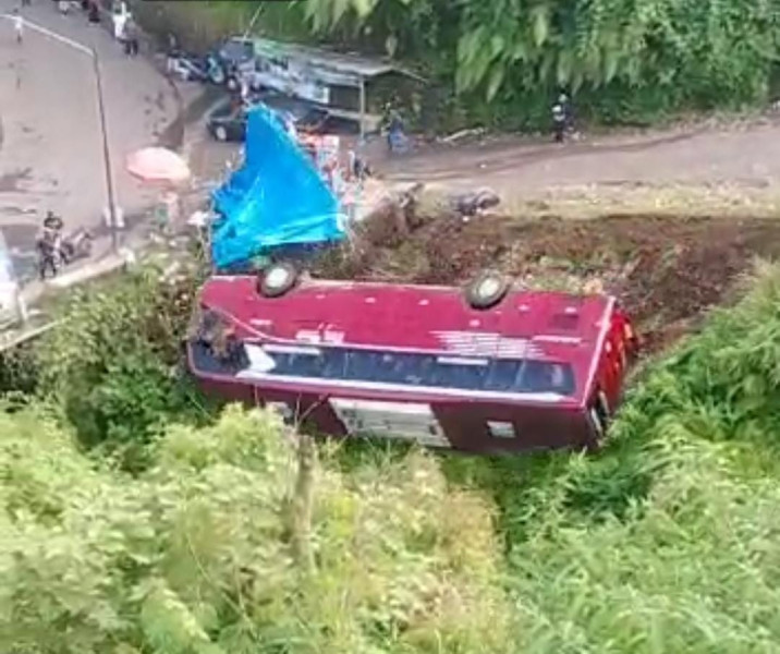 Bus Wisata Tergelincir di Wisata Gucci Tegal Jawa Tengah