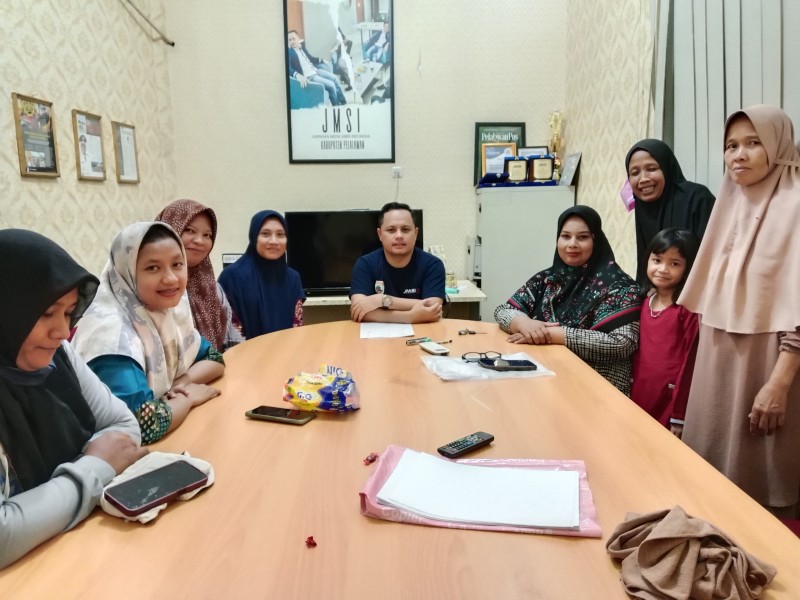 Bantu Anak Kurang Mampu, Komnas PA Pelalawan Apresiasi Pihak Sekolah di Pangkalan Kerinci