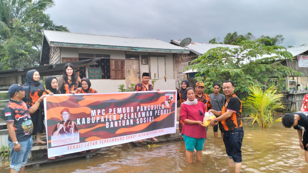 Prihatin Musibah Banjir, MPC Pemuda Pancasila Pelalawan Serahkan Bantuan Sembako