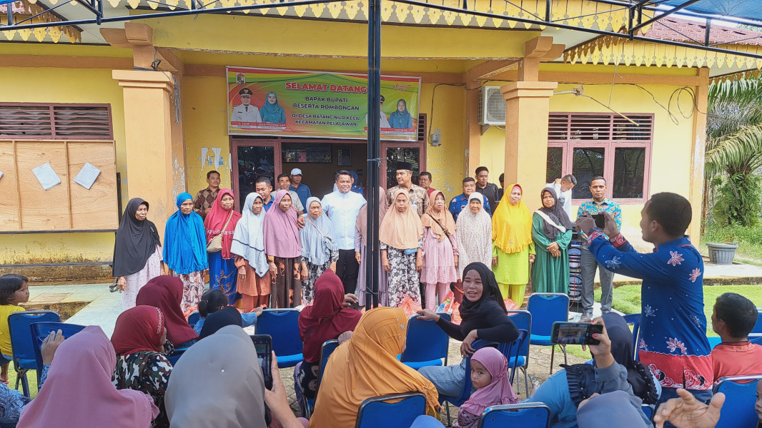 Bupati H. Zukri SE Salurkan Bantuan Sembako Kepada Warga Terdampak Banjir di Desa Batang Nilo Kecil