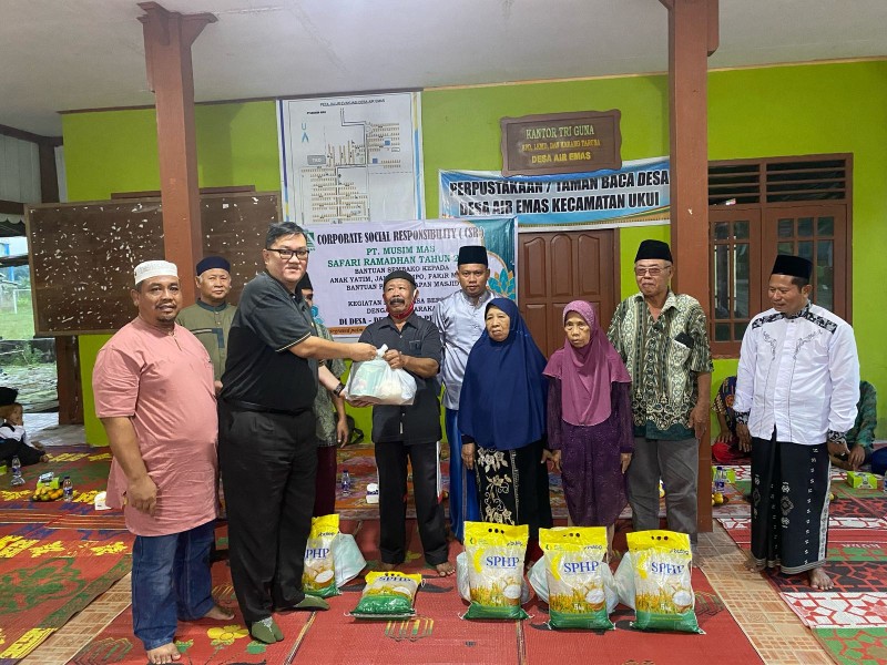 Bagikan 40 Paket Sembako Lebaran, Kades Air Emas Apresiasi Kontribusi PT Musim Mas