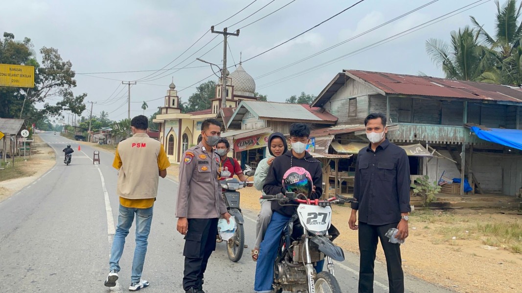 Kabut Asap Menyelimuti Pelalawan, Suryadi Bagikan 1.000 Masker Gratis untuk Warga