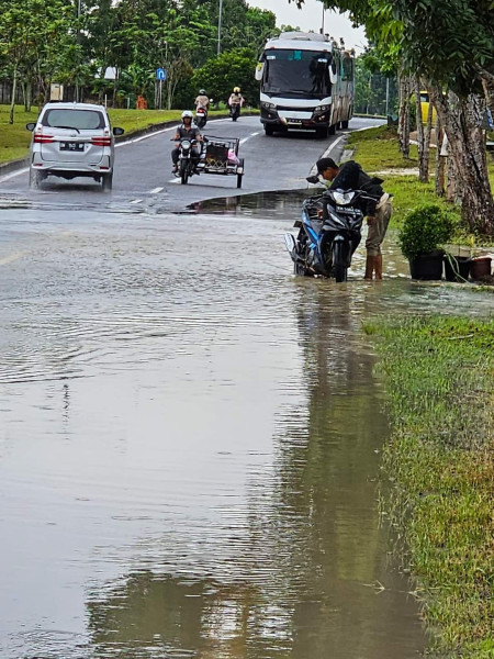 Akibat Hujan Deras Semalam, Jalan Menuju Perkantoran Bupati Pelalawan Terendam Banjir