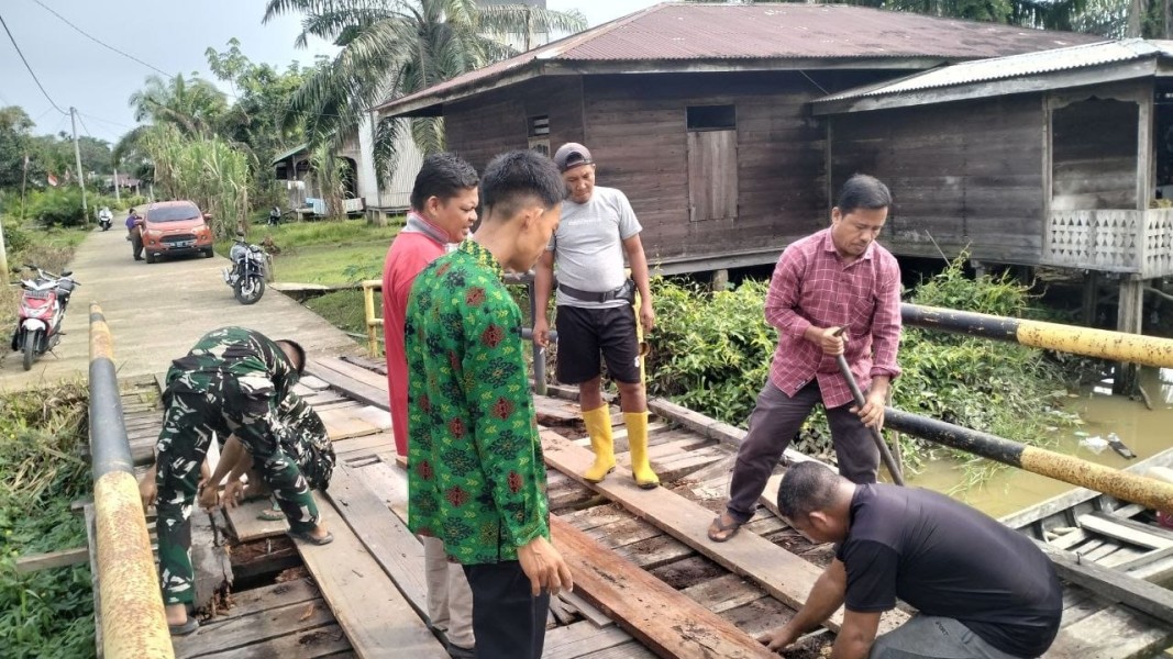 Perkuat Kemanunggalan TNI, Satgas TMMD ke-129 Kodim 0313/KPR dan Warga Goro Perbaiki Jembatan