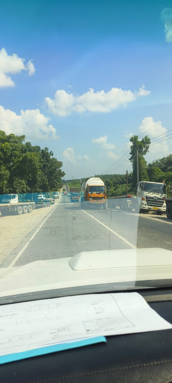 Dishub Pelalawan Diminta Tertibkan Mobil Truk Trailer Parkir di Pinggiran Jalan