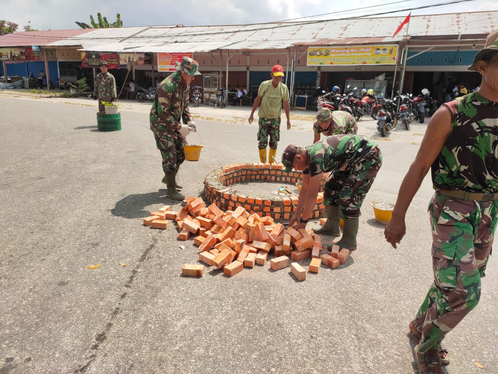 TNI Satgas TMMD Bangun Tugu Prasasti TMMD ke-114