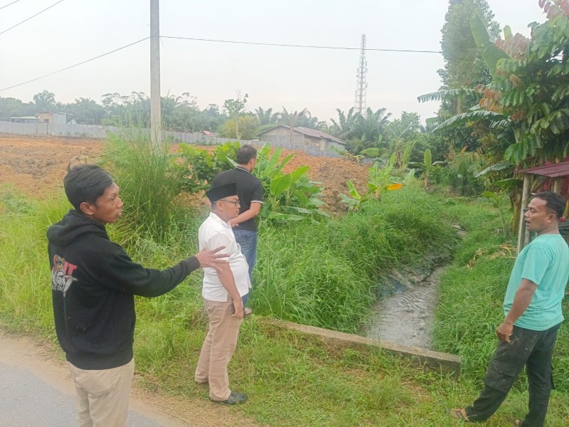 Parit Induk Tersumbat, Warga RT 006 Pangkalan Kerinci Kota Keluhkan Tanah Timbun Proyek Ruko
