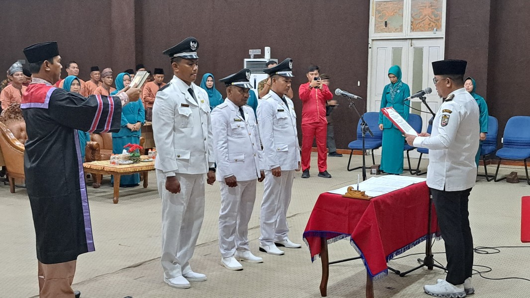 Bupati H Zukri Lantik Tiga Kepala Desa PAW di Kabupaten Pelalawan