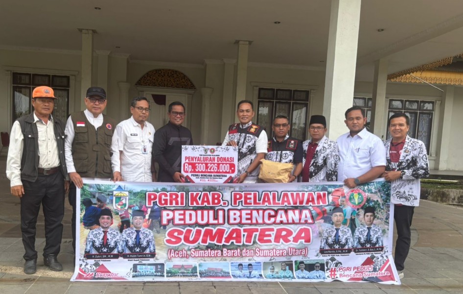PGRI Pelalawan Serahkan Bantuan Rp300 Juta dan 4 Truk kepada Bupati H Zukri untuk Korban Bencana Sumatera