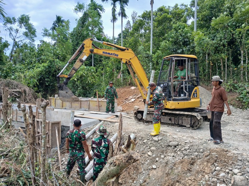 Perkuat Pondasi Jembatan, Satgas TMMD Ke-129 Kodim 0102/Pidie Pacu Pemasangan Cerucuk Penahan Bantaran Jalan