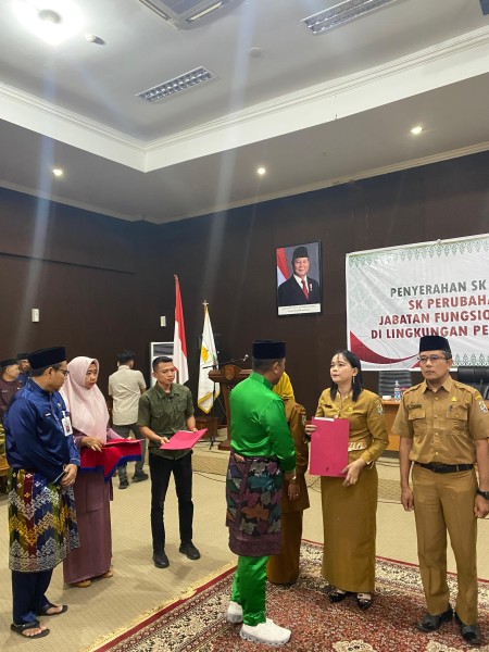Bupati Pelalawan H Zukri Serahkan 23 SK CPNS dan 84 SK PPPK Fungsional Guru