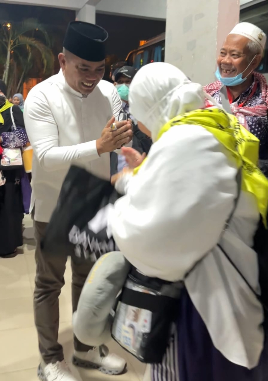 Bupati H Zukri SM Sambut Kedatangan Jamaah Haji Pelalawan di Batam