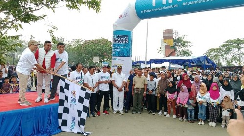 Meriahkan Peringatan HUT Ke-25 BUMN, Bupati Pelalawan Lepas Jalan Sehat Bersama