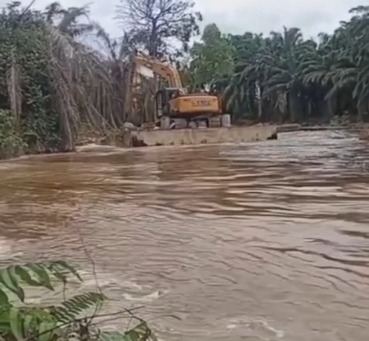 DLH Pelalawan Tegaskan Pencucian Sungai Tiga Desa Sudah Disepakati, Baru PT Musim Mas yang Tindak Lanjut