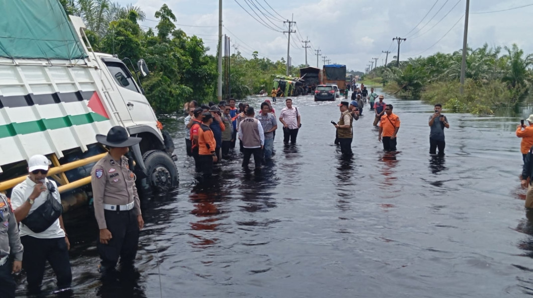 Bupati Zukri tinjau langsung Kondisi Banjir Terkini Di Lintas Timur