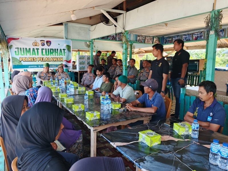 Kapolres Pelalawan Turun ke Pesisir Sungai Kualo, Warga Curhat Soal Pencurian hingga Lampu Jalan