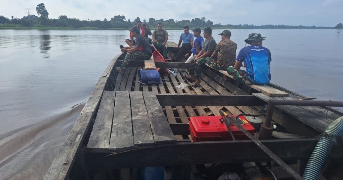 Di Medan Sulit, Satgas TMMD  Ke-129 Kodim 0313/KPR Langsir Meterial Lewat Jalur Air
