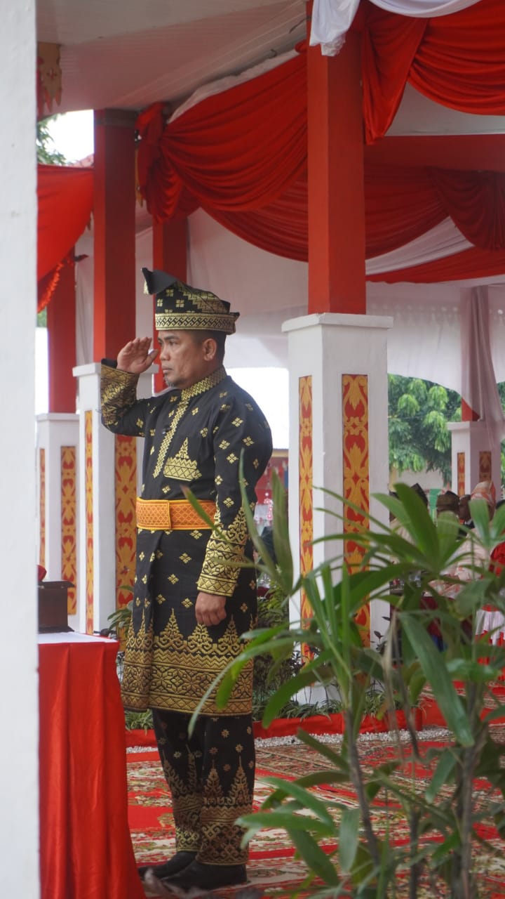 Gunakan Busana Melayu, Bupati H Zukri Jadi Irup Kemerdekaan RI Ke 78 Tingkat Kabupaten