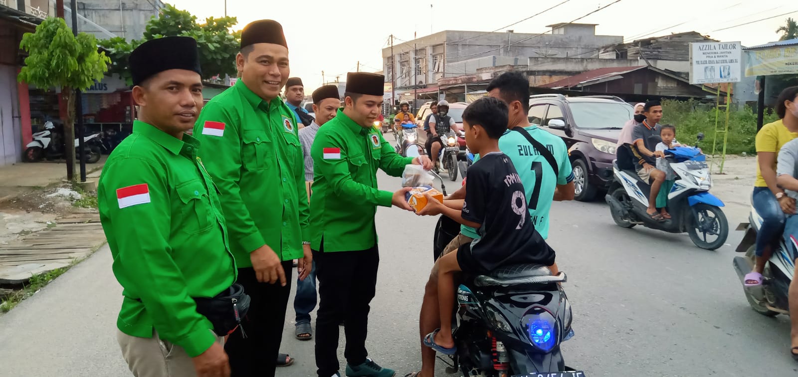 Tak Hanya Santuni Anak Yatim, PPP Kabupaten Pelalawan Bagikan Ratusan Takjil Gratis