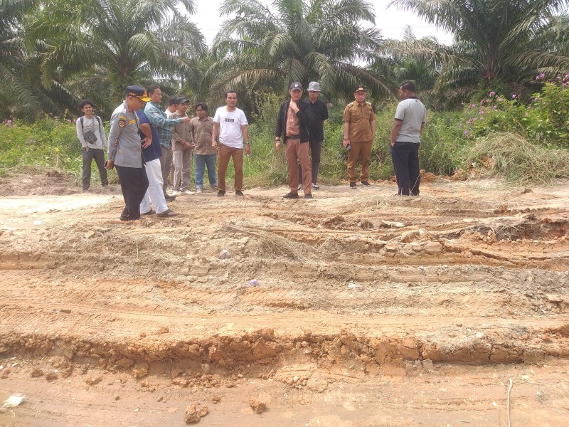 Kerusakan Jalan Langgam–Lubuk Ogong Ditinjau Bersama, Camat Harap Perusahaan Turut Bertanggung Jawab