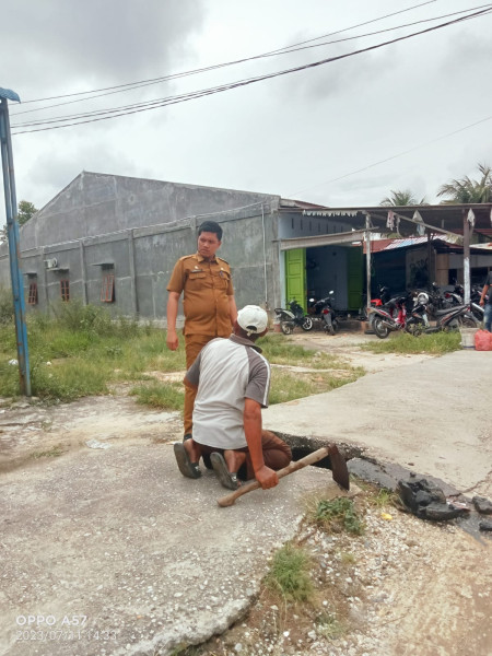 Arahan Bupati H Zukri, Lurah Pangkalan Kota Gencar Himbau Warga Bersihkan Sampah dan Drainase Tersumbat