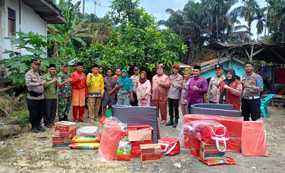 Baznas Pelalawan Bersama Forkopimcam Berikan Perhatian Korban Kebakaran di Desa Muda Setia