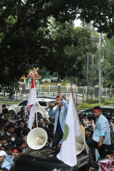 Tolak Kebijakan RUU TNI, Mahasiswa UNRI Gelar  Aksi Demo Depan Kantor DPRD Provinsi Riau