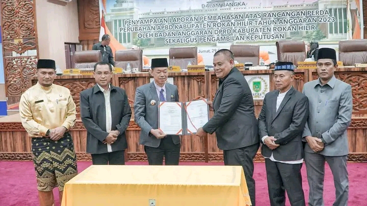 DPRD dan Bupati Rohil Teken Berita Acara Pengesahan