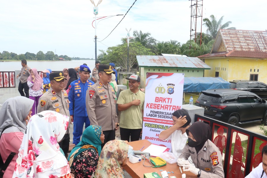 Masyarakat Pesisir Sungai Kualo Terusan Rasakan Manfaat Kegiatan Bakti Kesehatan Polres Pelalawan