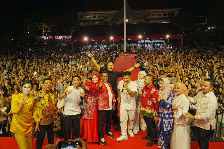 Helat Pelalawan ke-26 Ditutup Meriah, Silet Open Up dan Diva Aurel Guncang Ribuan Penonton dengan “Tabola Bale”
