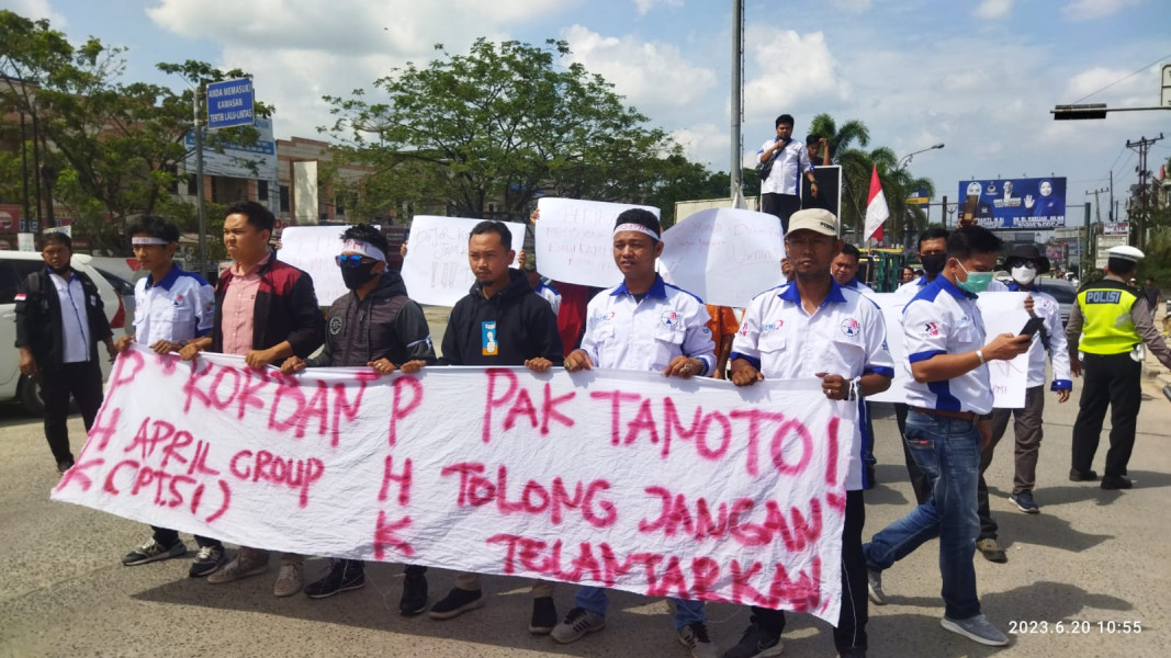 Aksi Unjuk Rasa PHK PTSI Group APRIL di Bawah Terik Panas Matahari