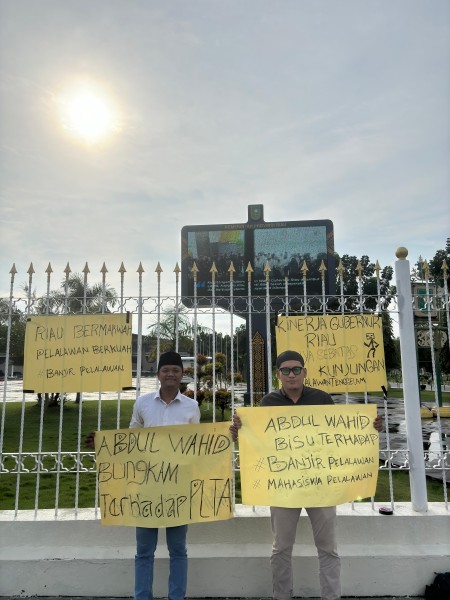 Dua Mahasiswa Lakukan Protes di Depan Kantor Gubernur Riau, Ini Penyebabnya