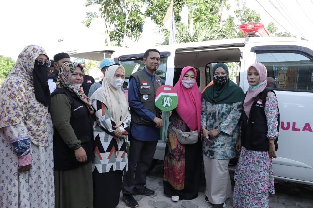 Rasa Haru dan Bahagia, Rumah Relawan Dhuafa Terima Bantuan Ambulance