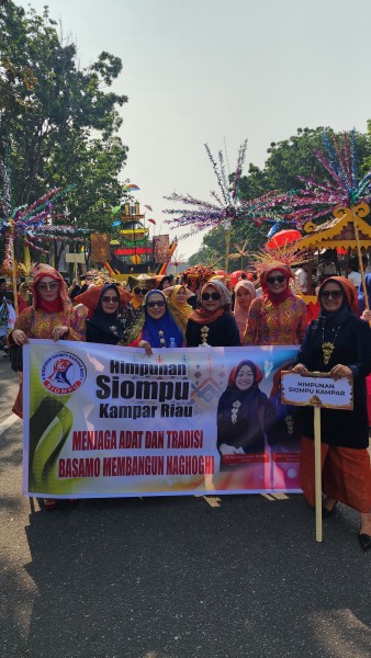 Himpunan Siompu Kampar Riau Meriahkan Carnaval Budaya HUT Provinsi Riau ke-68