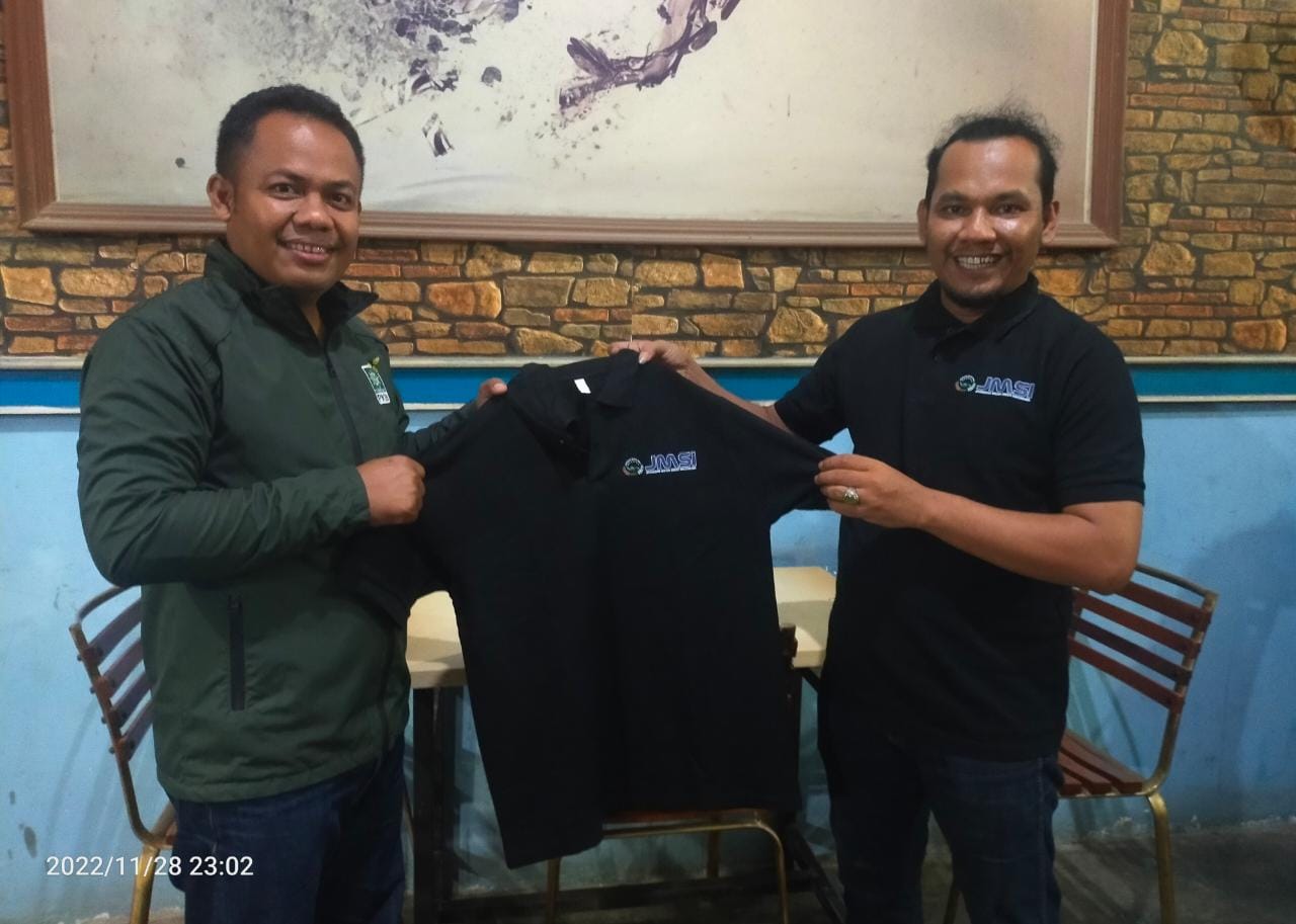 Anggota Kehormatan JMSI Riau Terima Baju JMSI Inhu