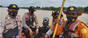 Polsubsektor Pelalawan Terus Lakukan Upaya Pencarian Korban Tenggelam Sungai Kampar di Sekitaran Desa Tolam