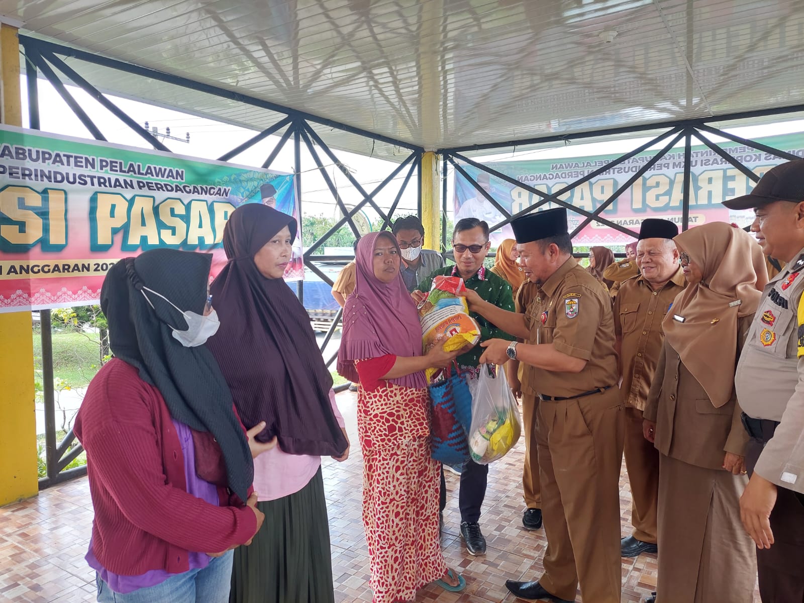 Tekan Laju Inflasi, Pemkab Pelalawan Gelar Operasi Pasar di 6 Titik Kecamatan