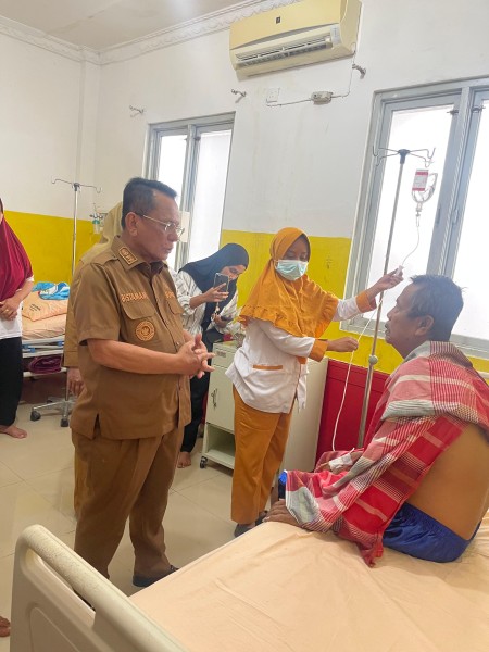 Bupati Rohil Jenguk Pasien Keracunan di RSUD Dr Pratomo