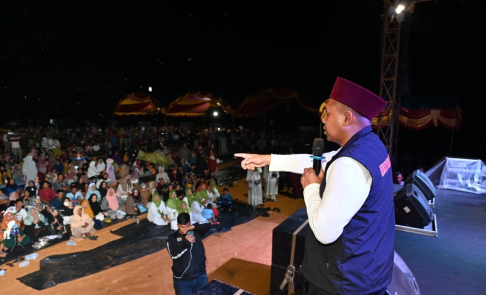 Kampanye Diguyur Hujan, UAS Takjub, Puluhan Ribu Masyarakat Batang Cenaku Tetap Semangat